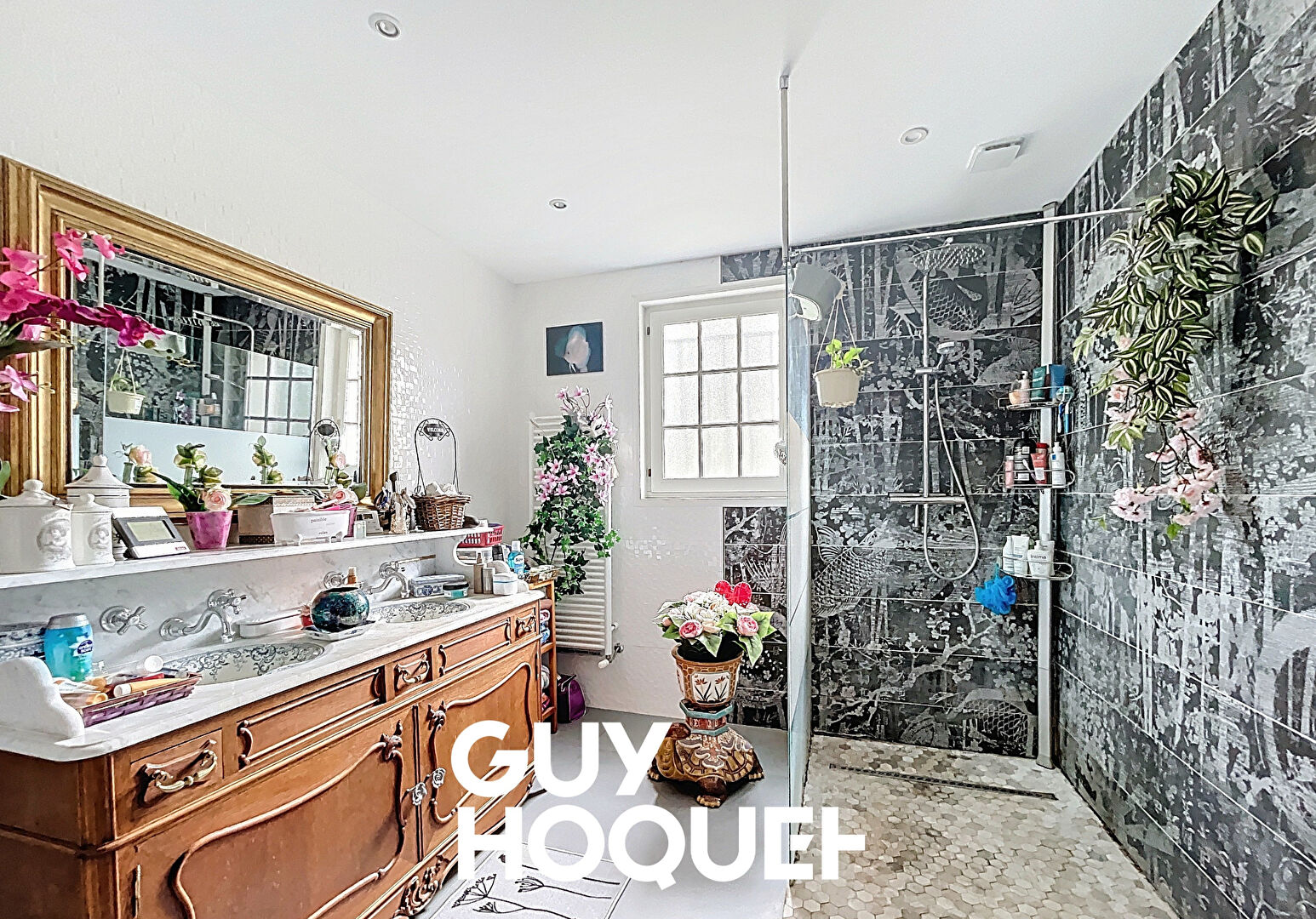 Villa sur sous-sol 6 Chambres + Dépendances et Terrain Constructible de 2227 m²  - 71850 CHARNAY LES MACON