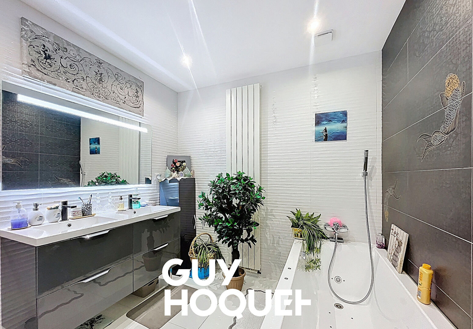 Villa sur sous-sol 6 Chambres + Dépendances et Terrain Constructible de 2227 m²  - 71850 CHARNAY LES MACON