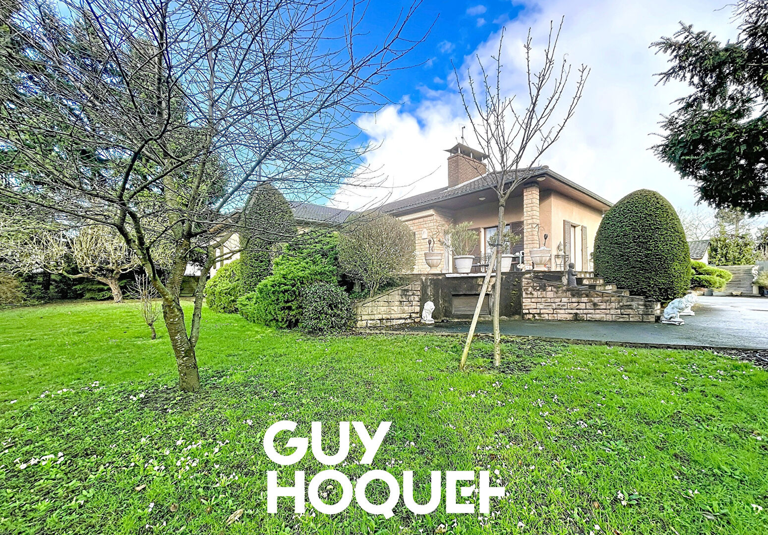 Villa sur sous-sol 6 Chambres + Dépendances et Terrain Constructible de 2227 m²  - 71850 CHARNAY LES MACON