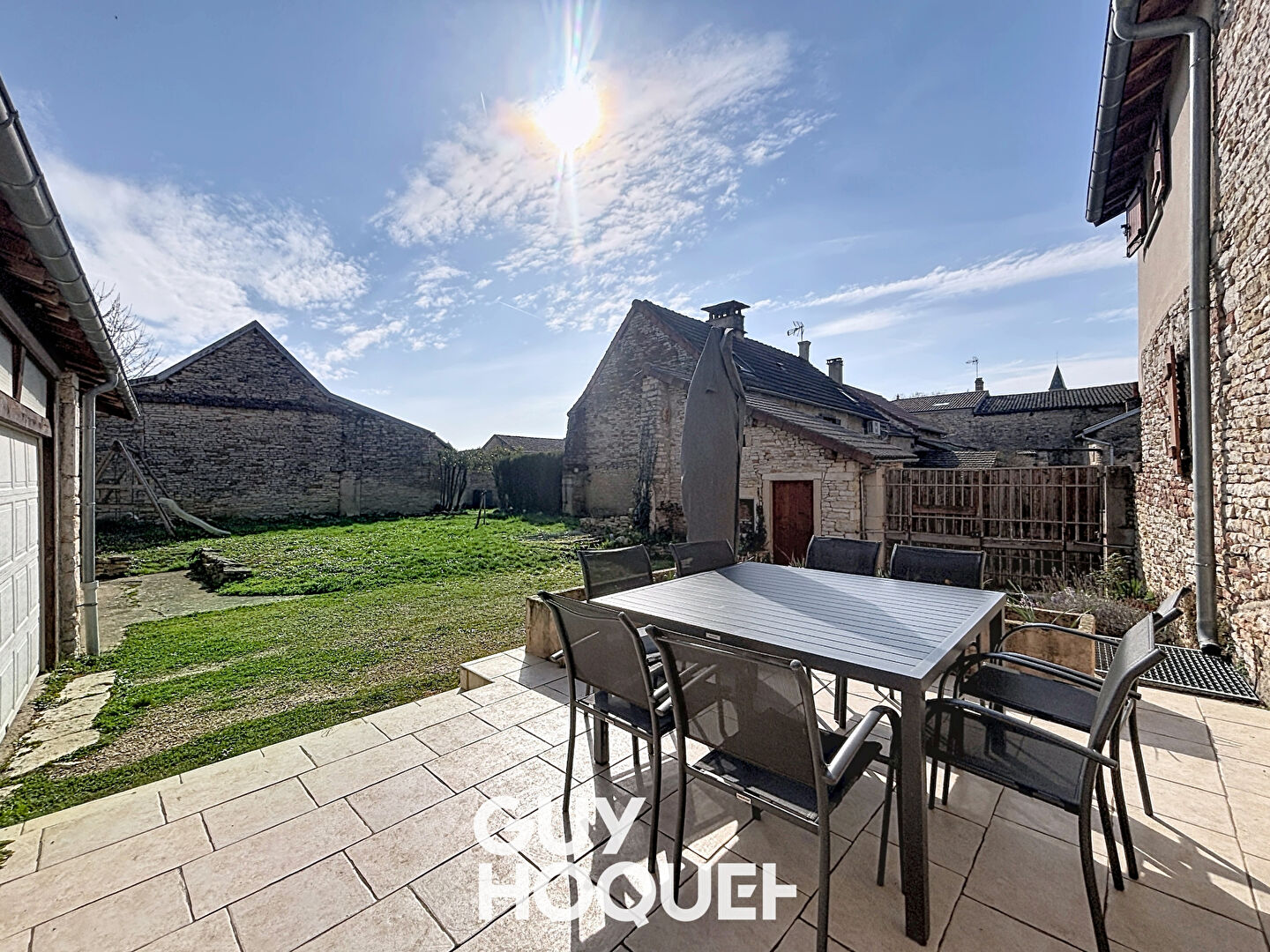 Maison / Charme de l'ancien / Village viticole /  Viré.