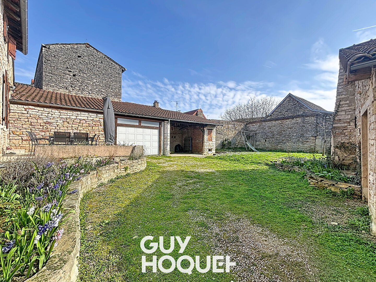 Maison / Charme de l'ancien / Village viticole /  Viré.