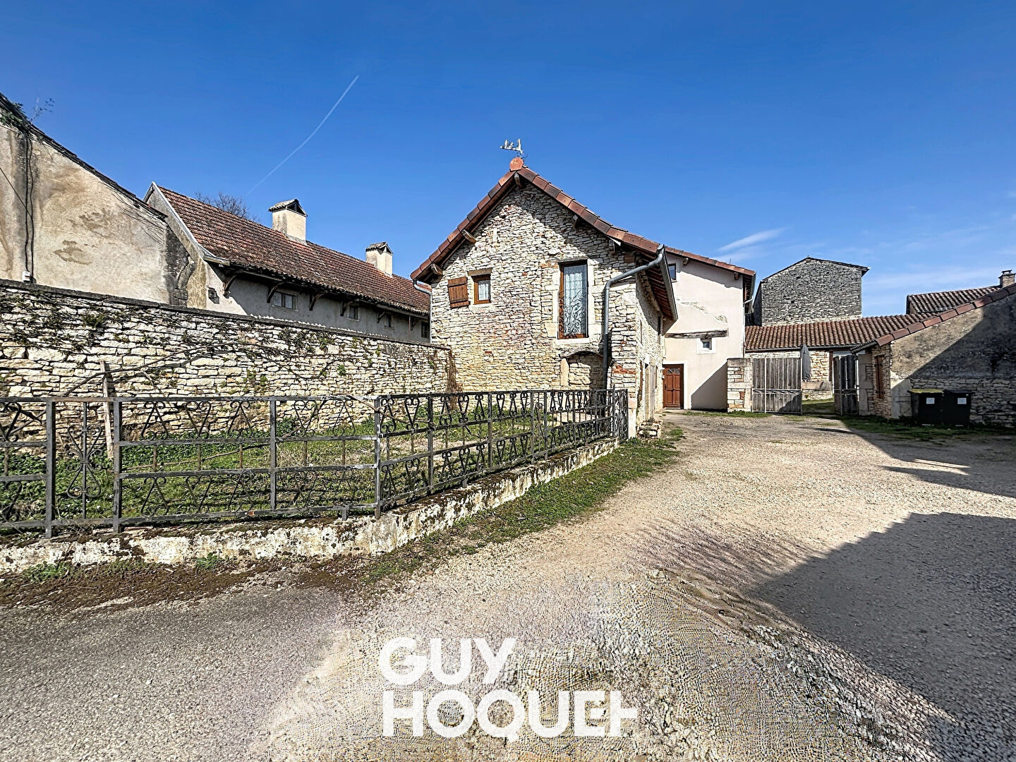 Maison / Charme de l'ancien / Village viticole /  Viré.