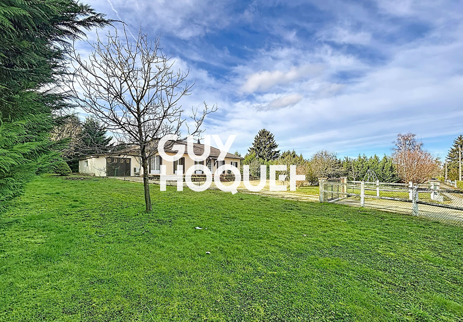 Villa de Plain Pied 4 Chambres + Garage et Terrain Constructible de 2001 m² - 71960 IGE