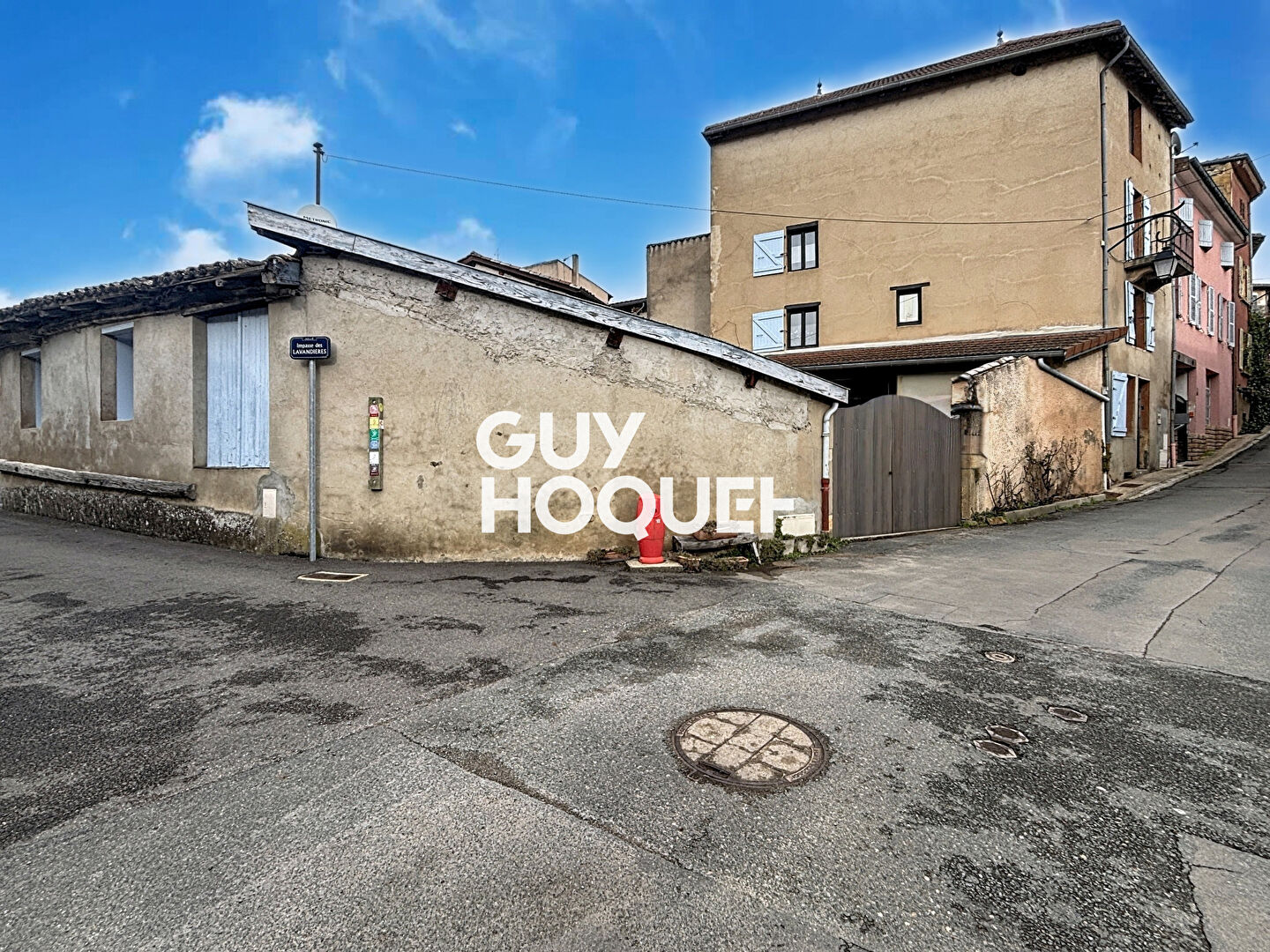 SOUS OFFRE // Maison de village 3 Chs + Bureaux, caves et grand garage