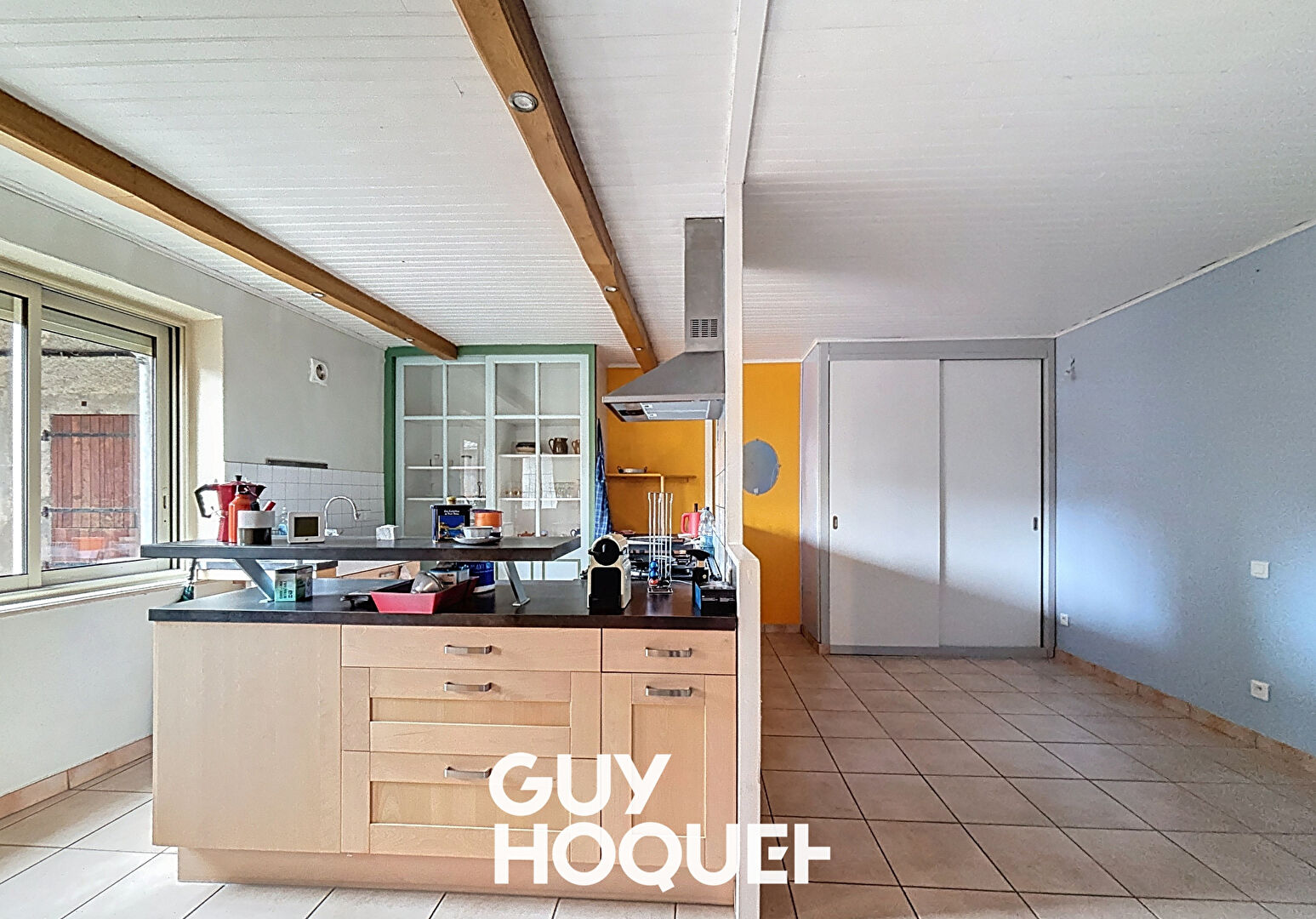 SOUS OFFRE // Maison de village 3 Chs + Bureaux, caves et grand garage