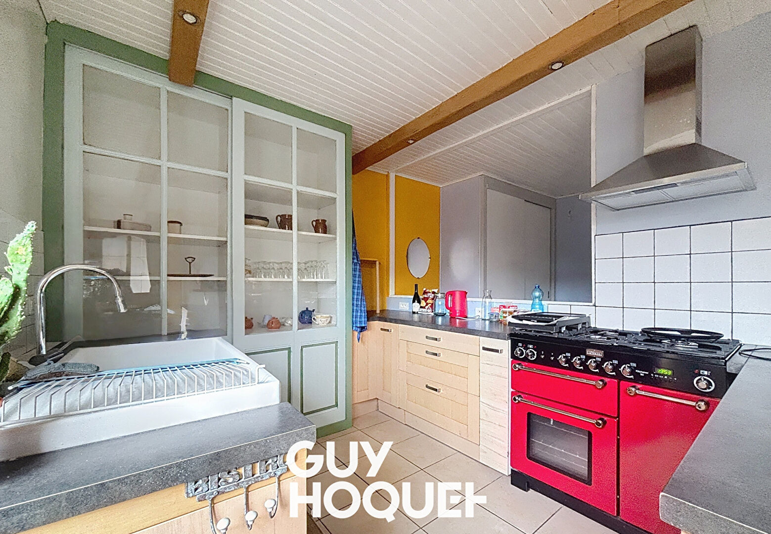 SOUS OFFRE // Maison de village 3 Chs + Bureaux, caves et grand garage