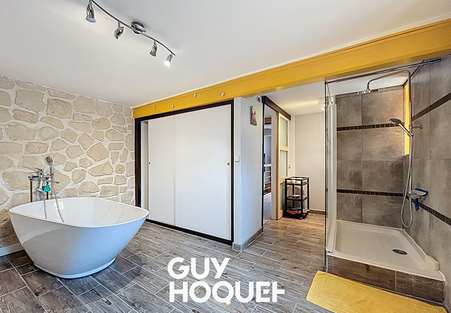 SOUS OFFRE // Maison de village 3 Chs + Bureaux, caves et grand garage