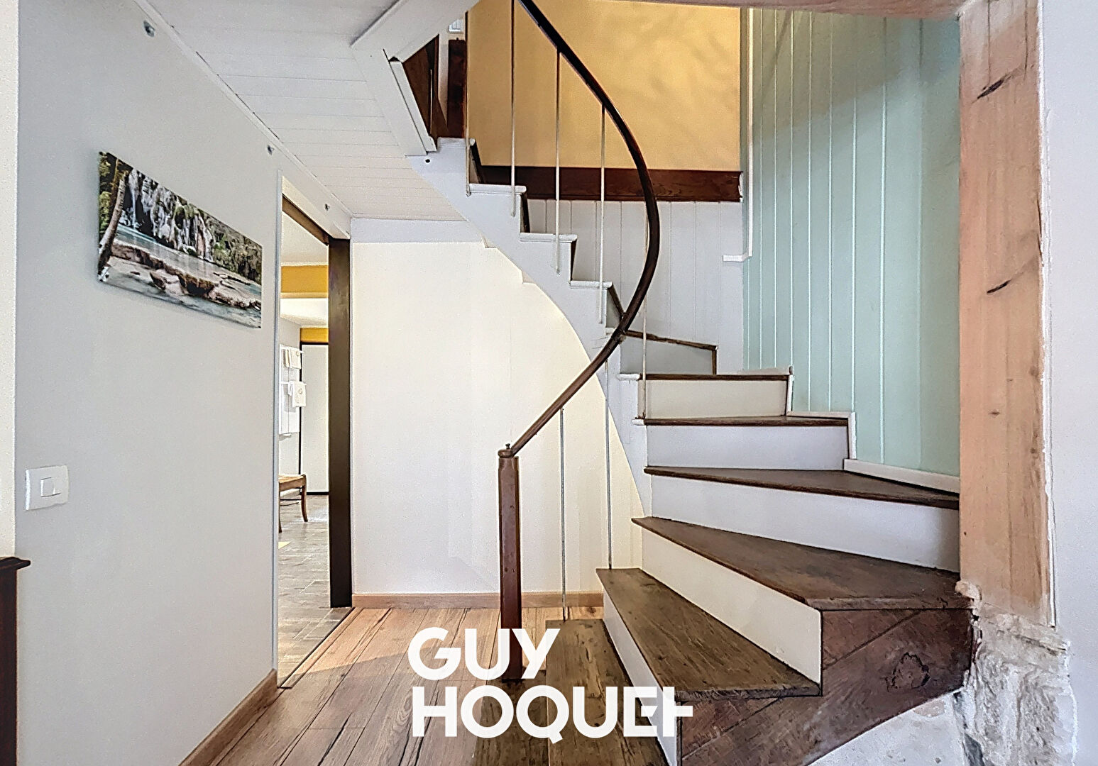 SOUS OFFRE // Maison de village 3 Chs + Bureaux, caves et grand garage