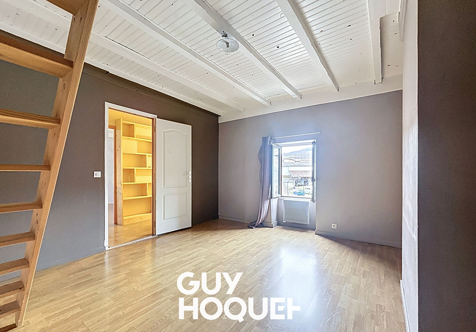 SOUS OFFRE // Maison de village 3 Chs + Bureaux, caves et grand garage