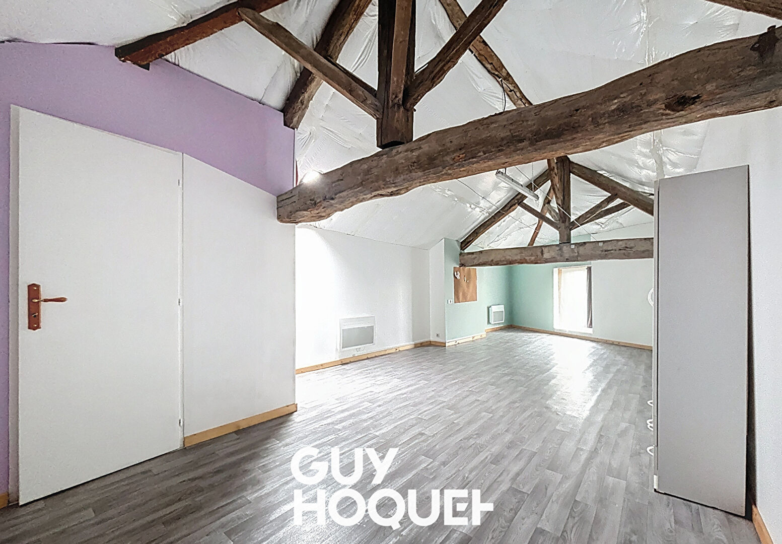 SOUS OFFRE // Maison de village 3 Chs + Bureaux, caves et grand garage