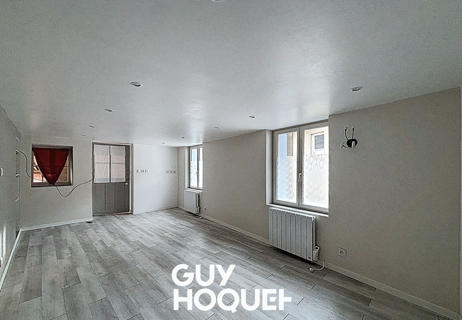 SOUS OFFRE // Maison de village 3 Chs + Bureaux, caves et grand garage