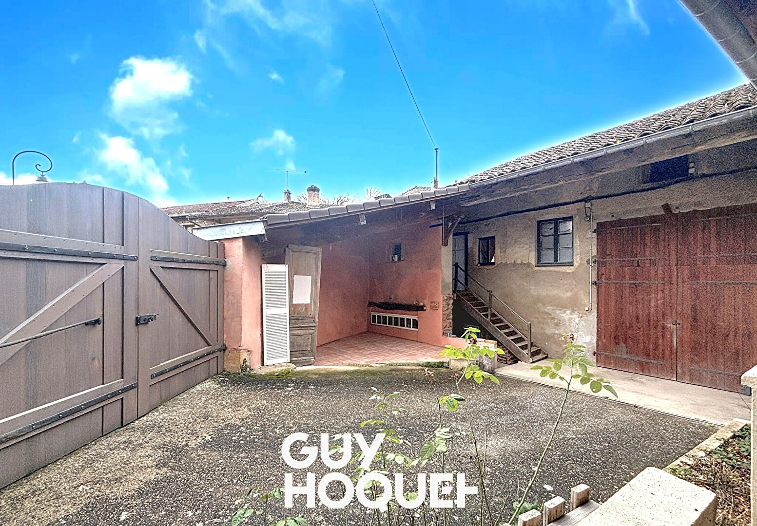 SOUS OFFRE // Maison de village 3 Chs + Bureaux, caves et grand garage