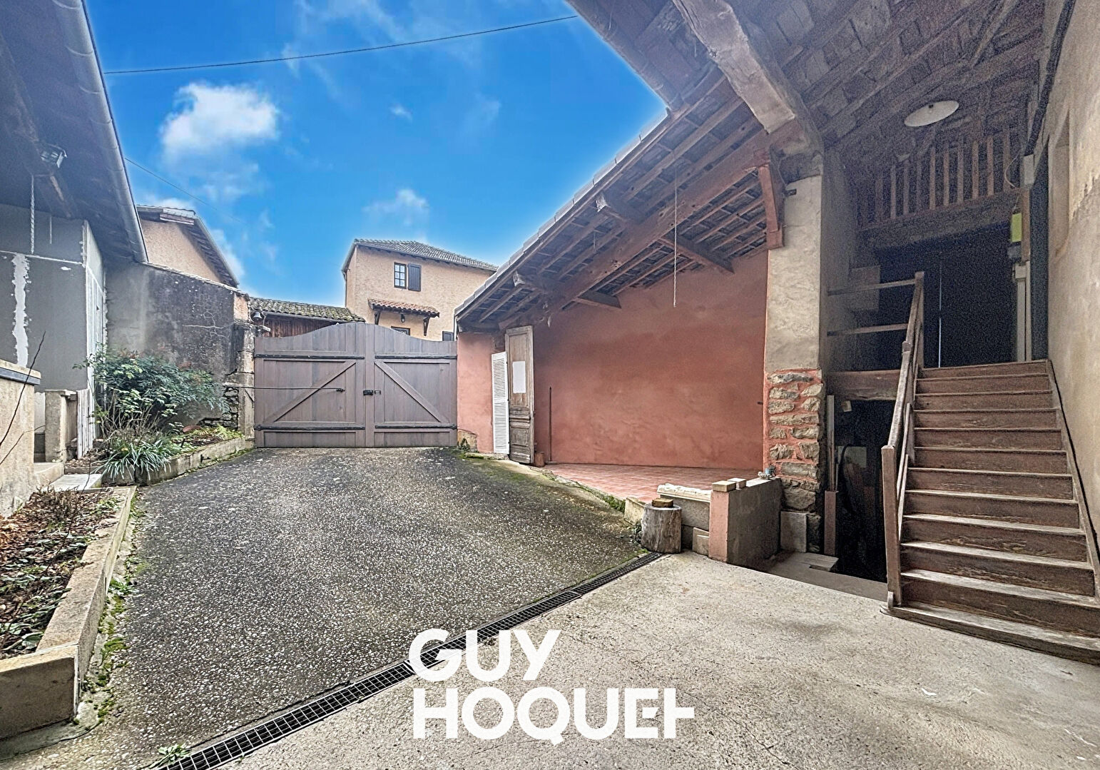 SOUS OFFRE // Maison de village 3 Chs + Bureaux, caves et grand garage