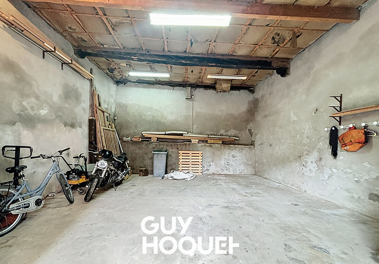 SOUS OFFRE // Maison de village 3 Chs + Bureaux, caves et grand garage