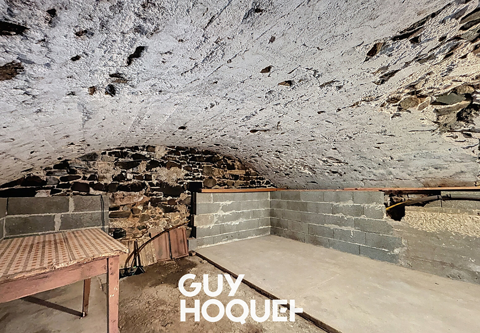 SOUS OFFRE // Maison de village 3 Chs + Bureaux, caves et grand garage