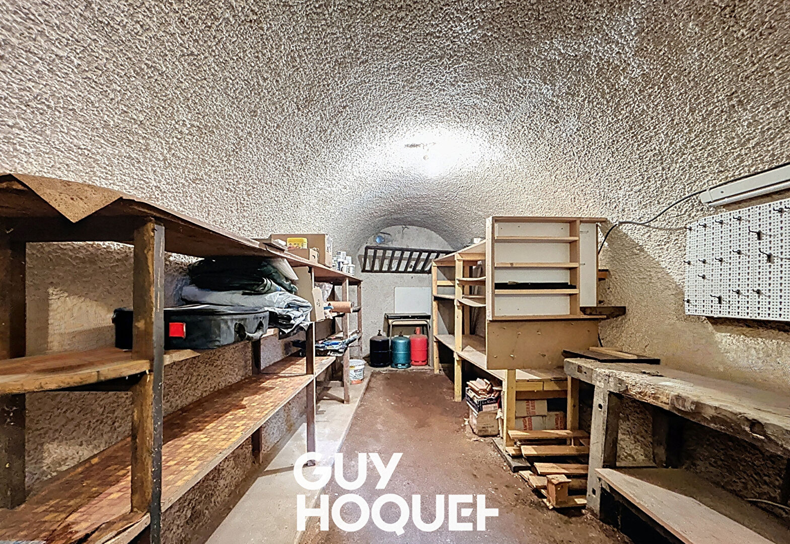 SOUS OFFRE // Maison de village 3 Chs + Bureaux, caves et grand garage