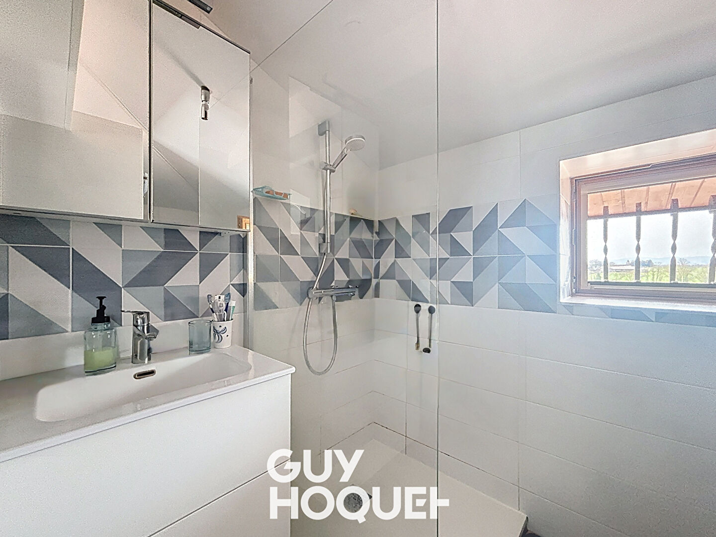 Charmante Maison sur 2 niveaux,  3 Chambres, GGE - 01290 BIZIAT