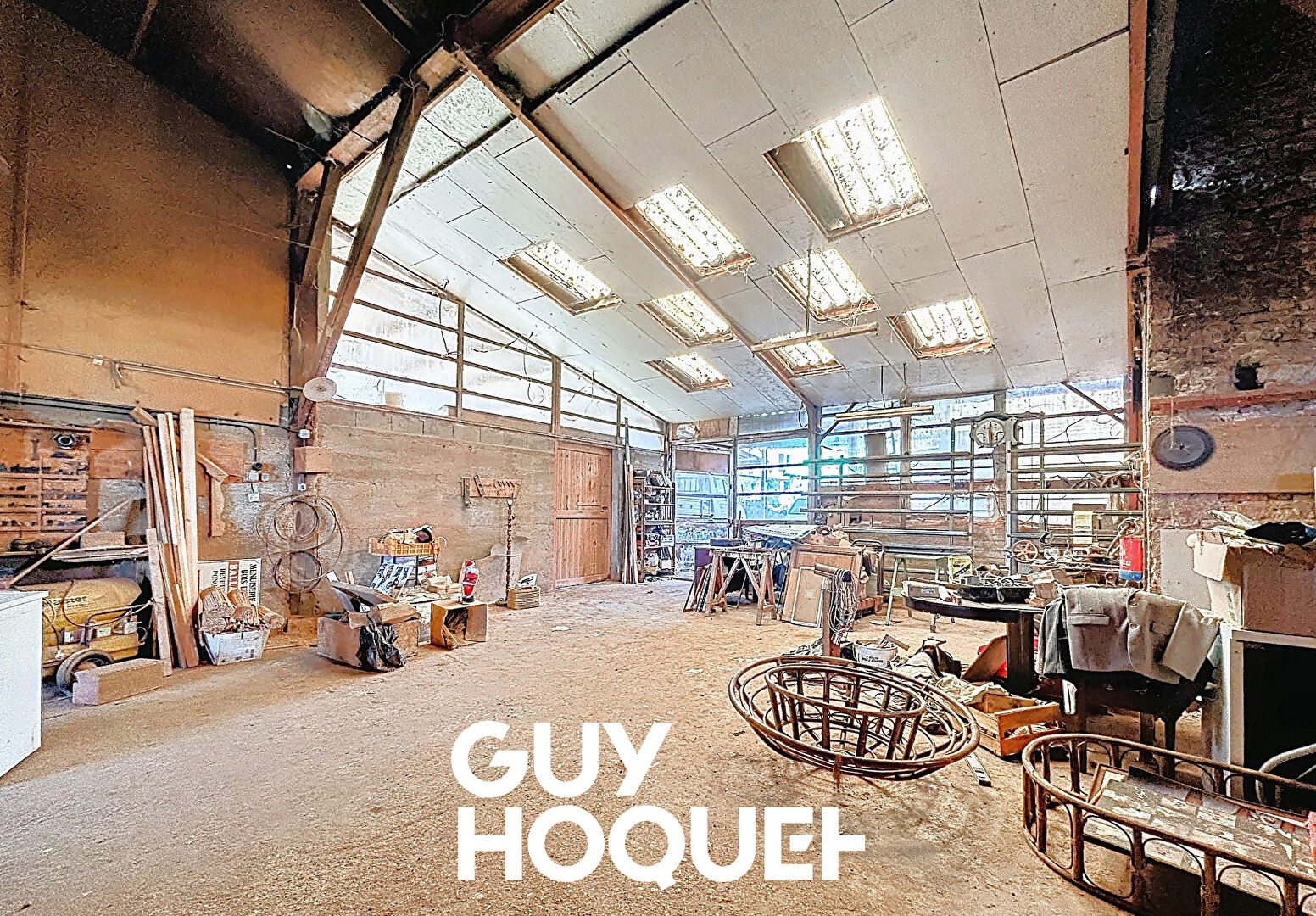 Immeuble avec Appartement type 4 + Atelier 178 m² + Garages et terrain de 330 m² environ - 71570 ROMANECHE-THORINS