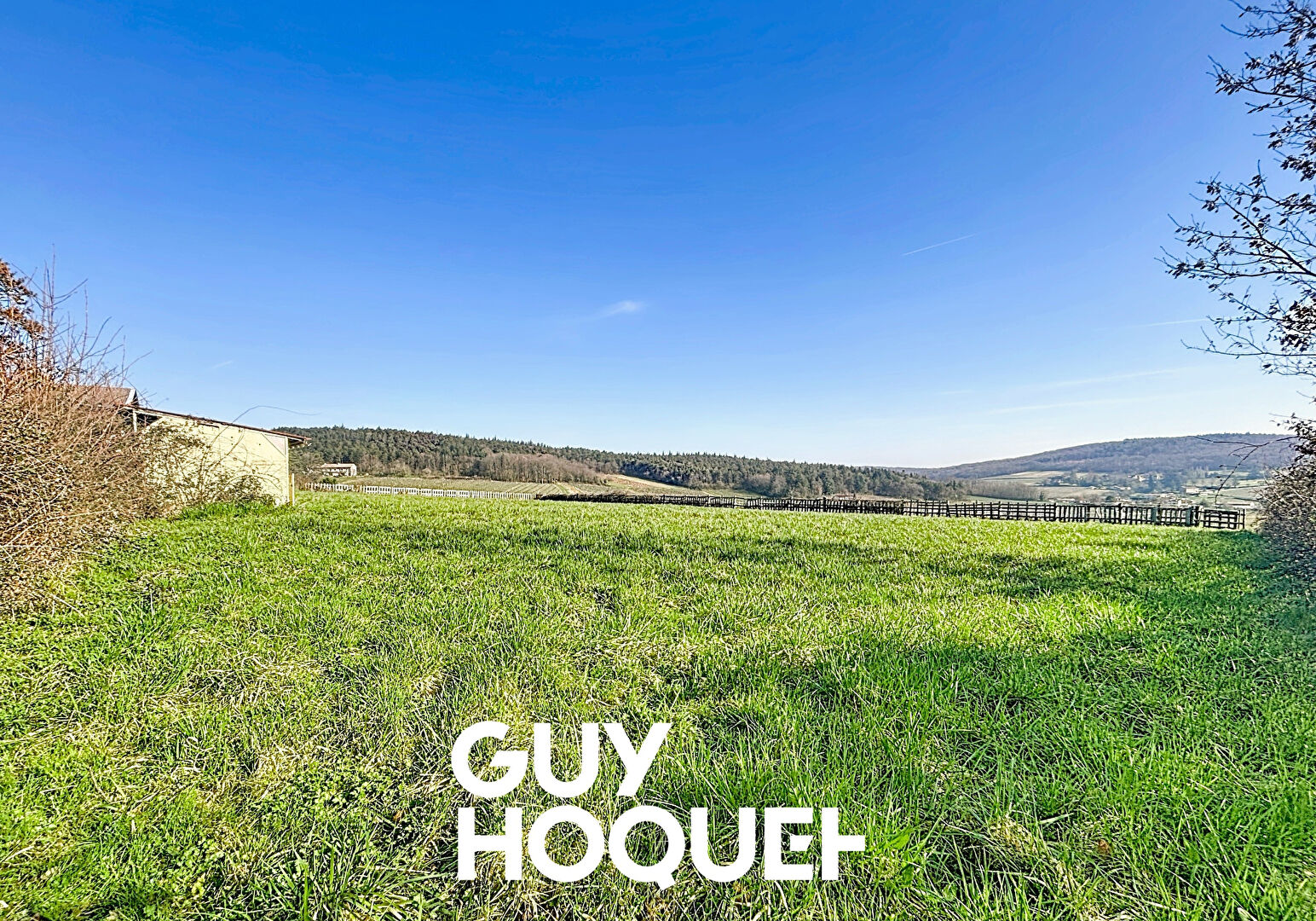 SOUS OFFRE // Terrain Constructible de 1120 m² environ, Hors Lotissement - 71960 LA ROCHE VINEUSE