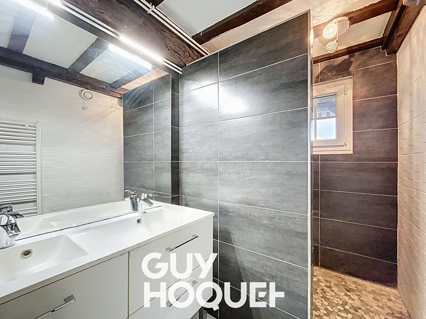 Maison ancienne rénovée + 3 Chambres  +  Dépendances - 01290 CROTTET