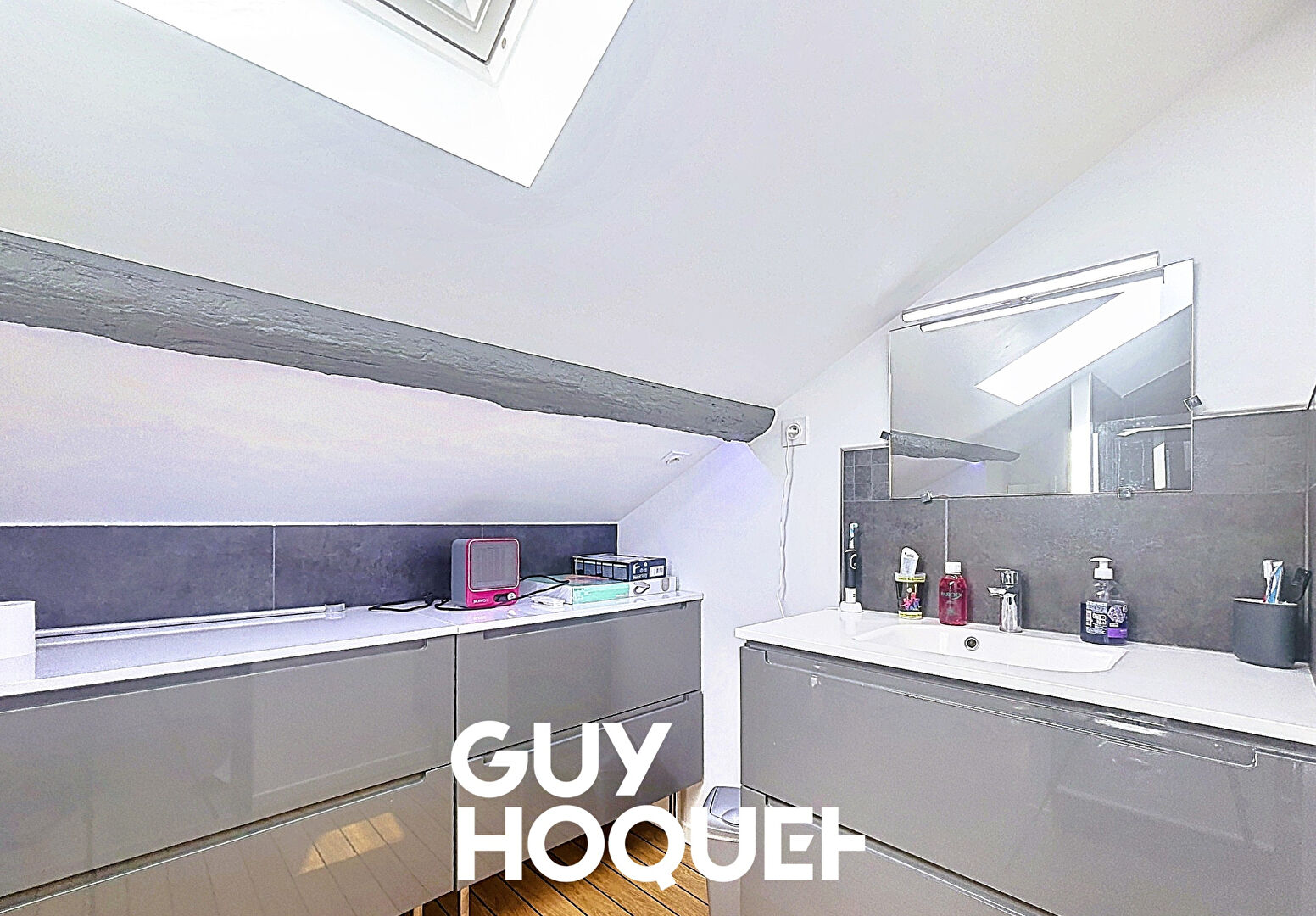 Maison Ancienne Rénovée 2 Chambres + Bureau + Salle de jeux  + Terrasse et Garage  - 71000 FLACE LES MACON