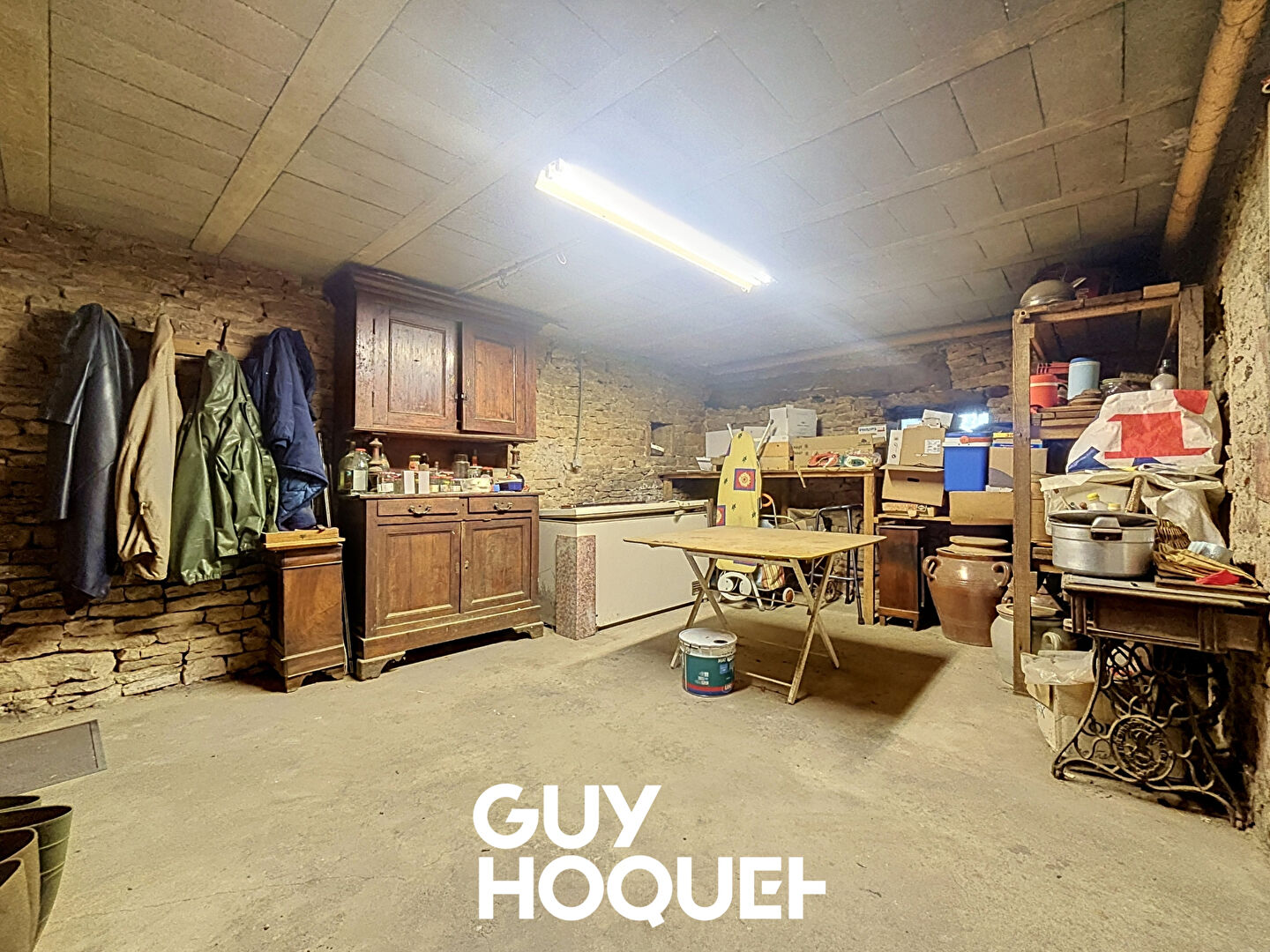 Maison ancienne à rénover avec grand potentiel à Saint Maurice de Satonnay
