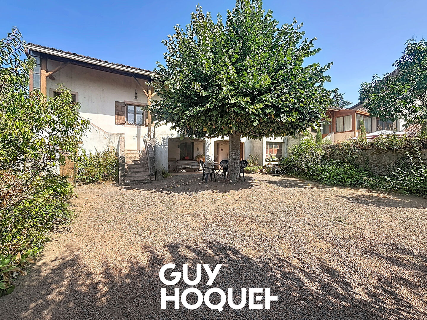 Maison ancienne à rénover avec grand potentiel à Saint Maurice de Satonnay