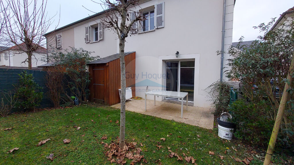 Chartres, maison récente de 3 pièces principales avec  parking jardin