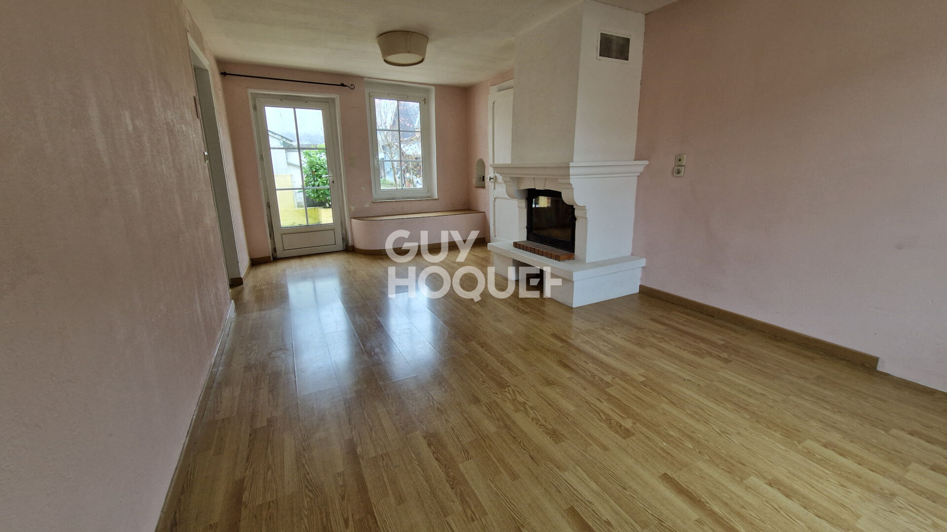 Au Coudray, maison de ville 3 ch et bureau, avec cour et stationnement.