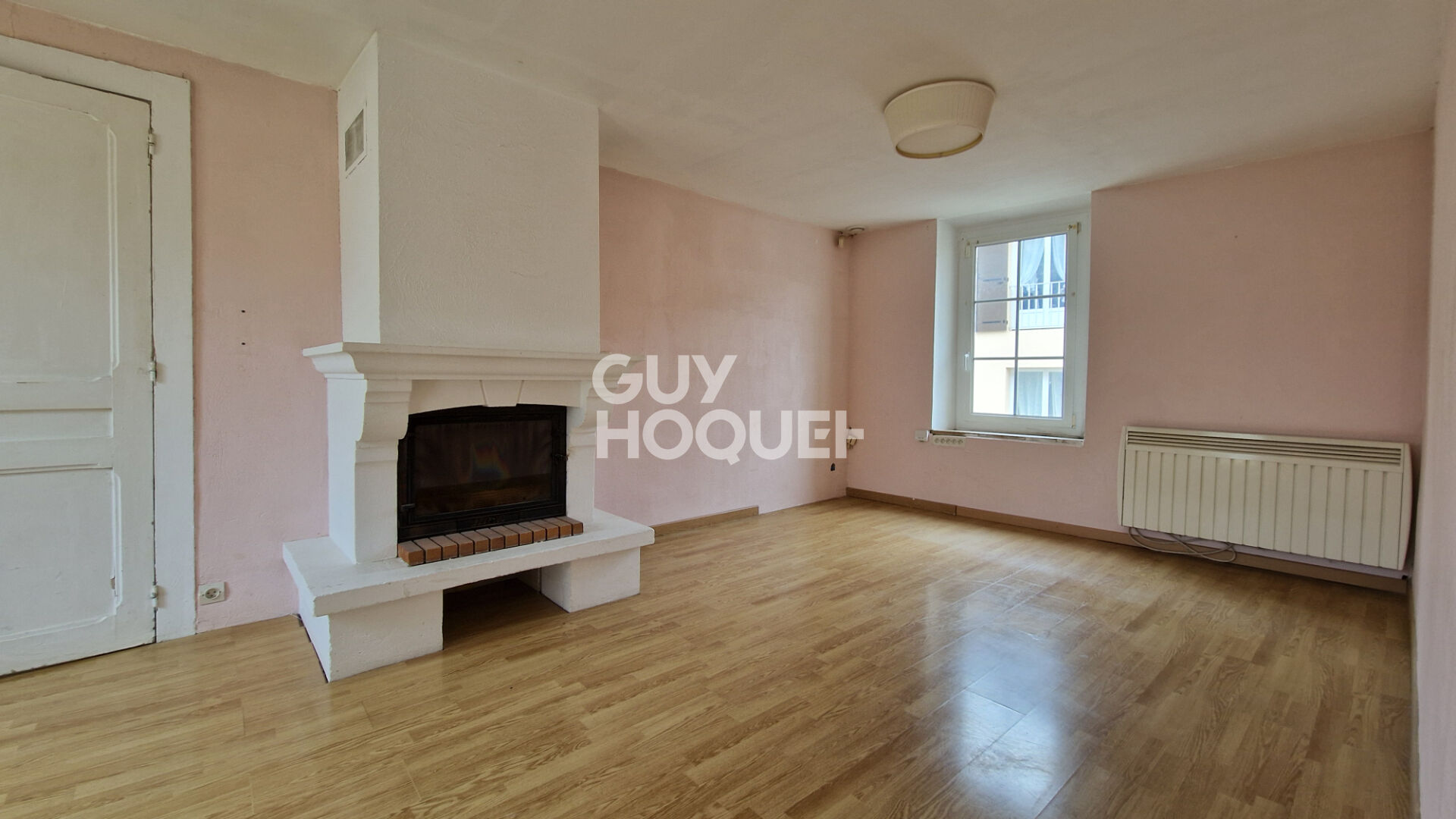 Au Coudray, maison de ville 3 ch et bureau, avec cour et stationnement.