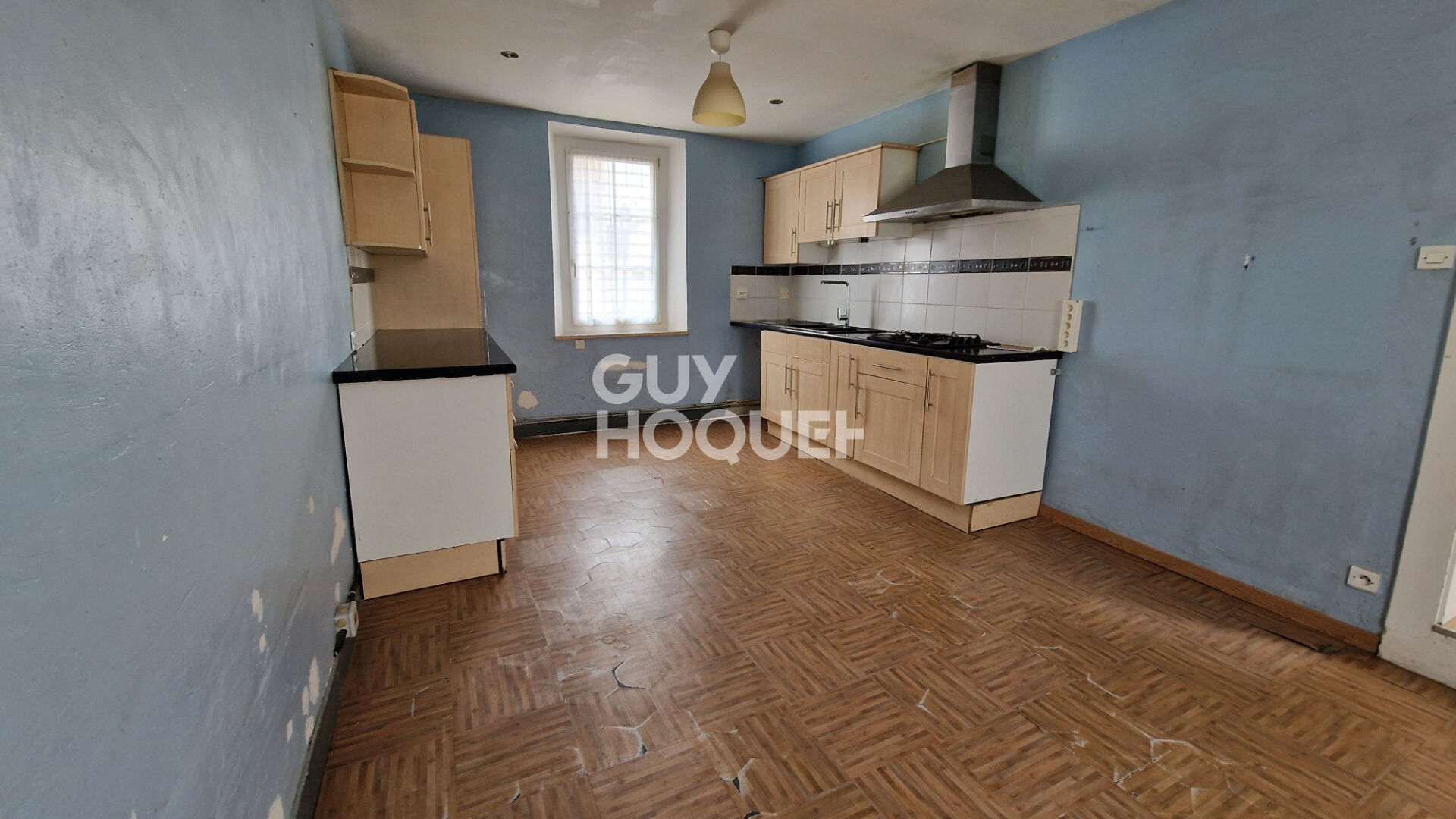 Au Coudray, maison de ville 3 ch et bureau, avec cour et stationnement.