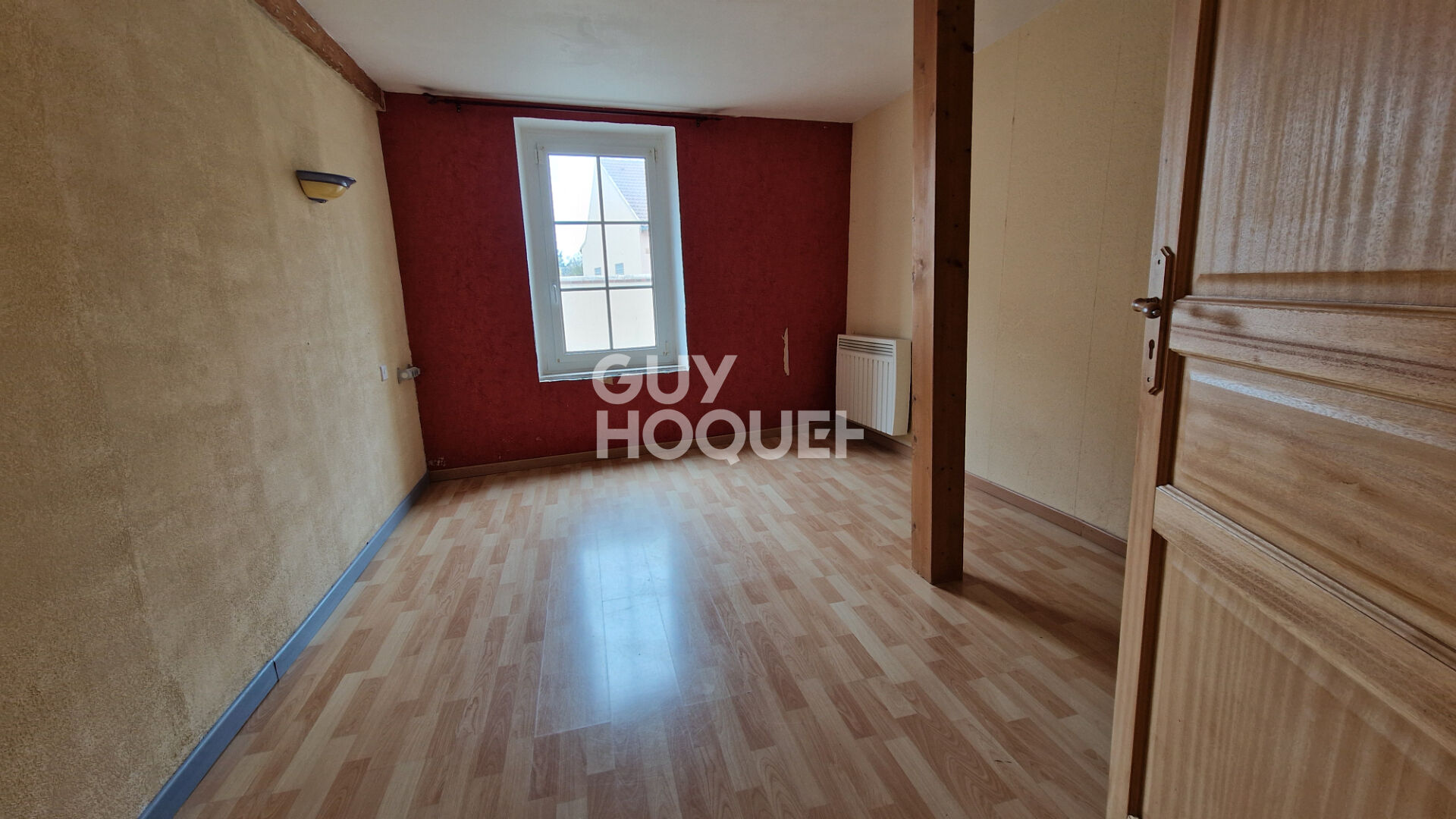 Au Coudray, maison de ville 3 ch et bureau, avec cour et stationnement.