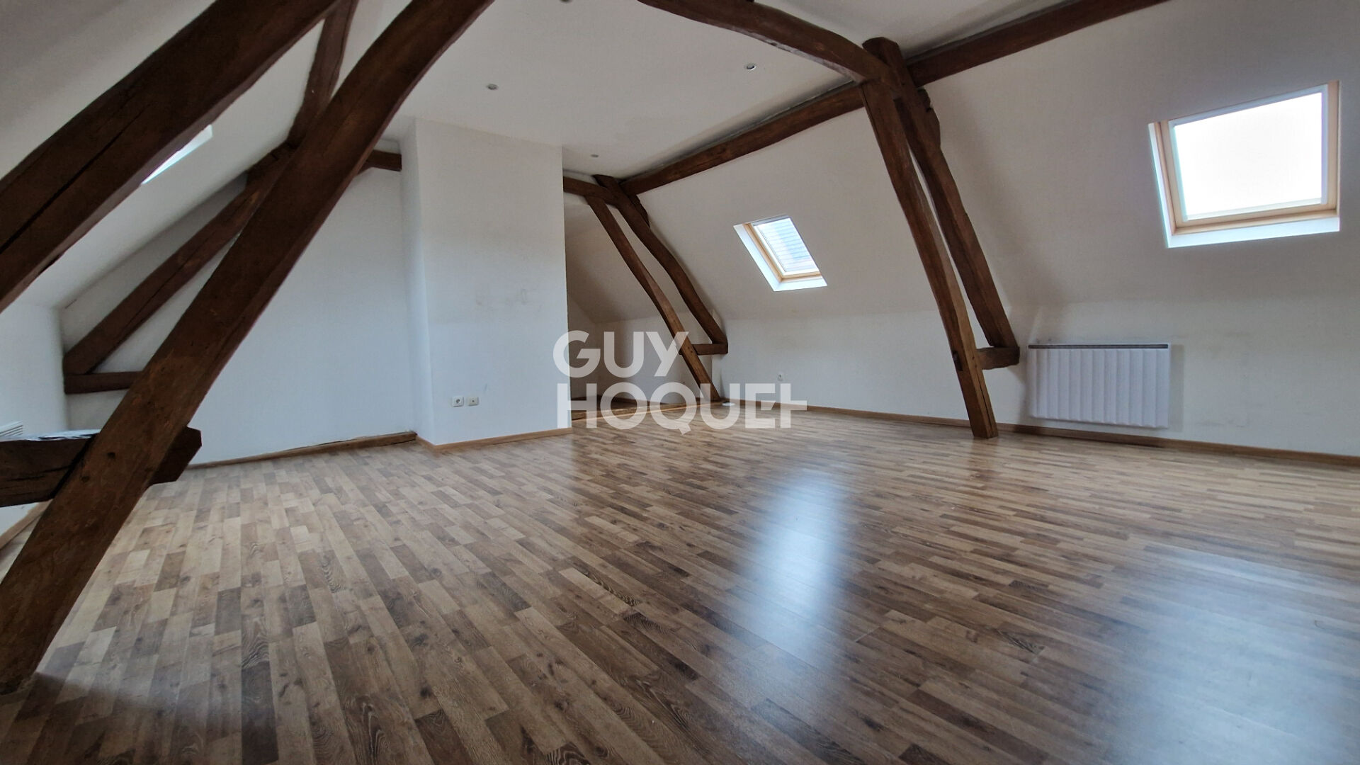 Au Coudray, maison de ville 3 ch et bureau, avec cour et stationnement.