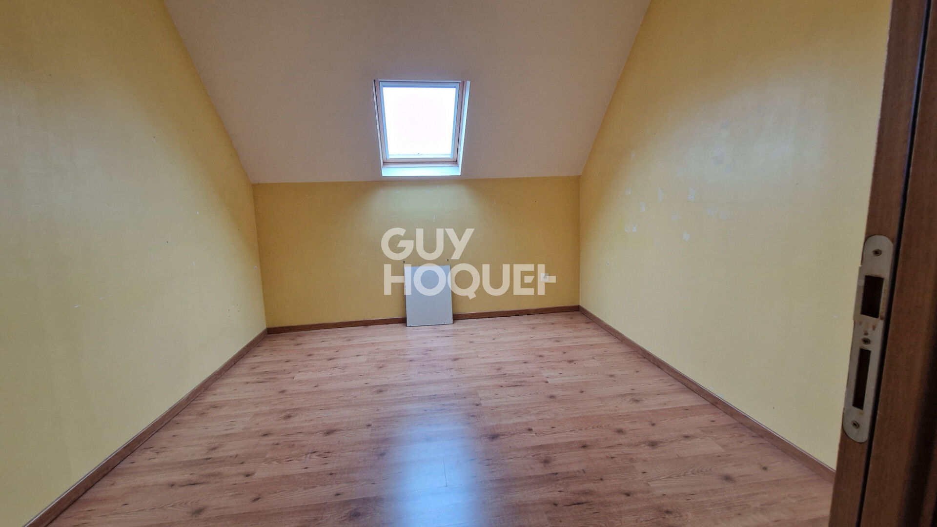 Au Coudray, maison de ville 3 ch et bureau, avec cour et stationnement.