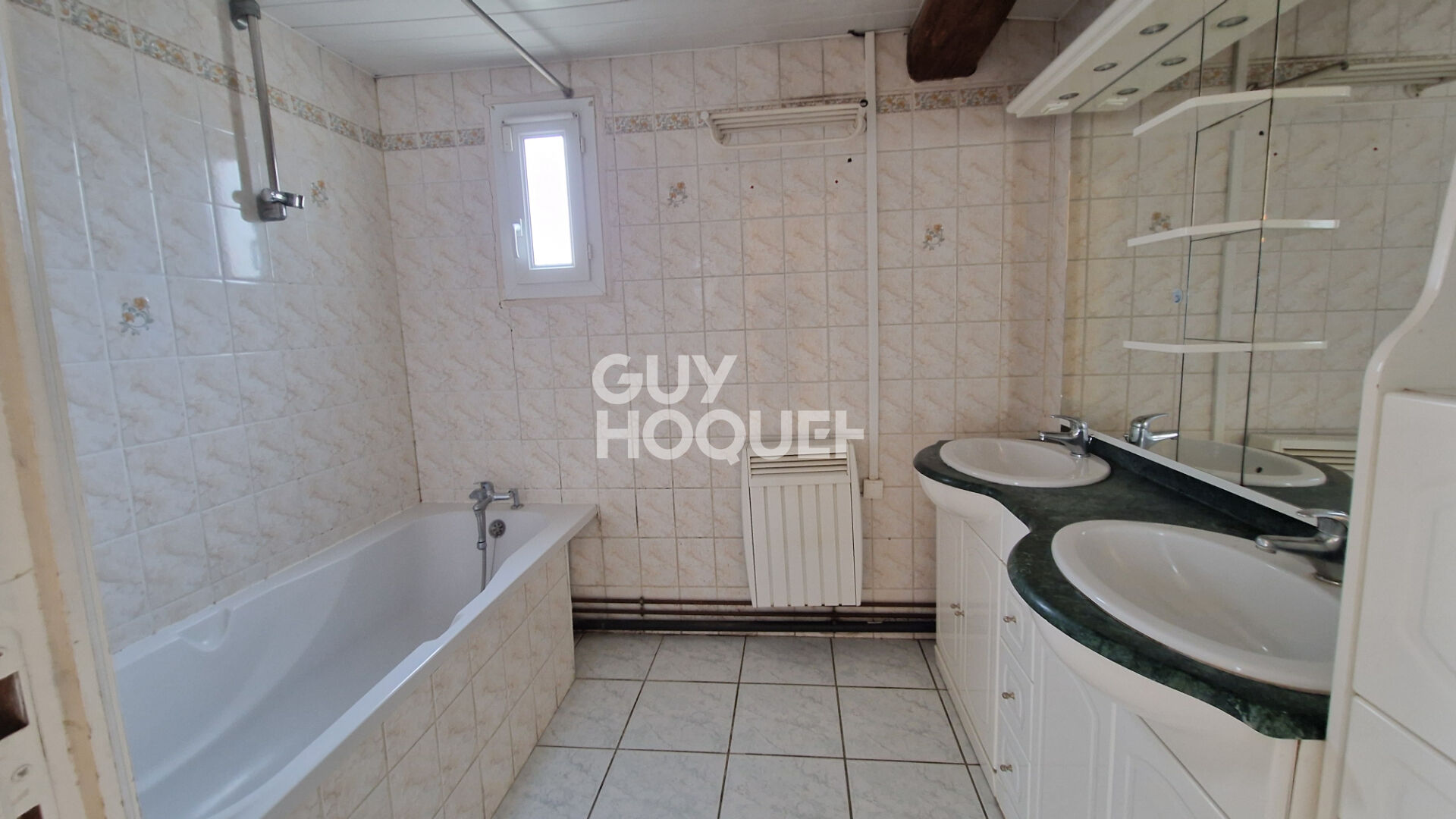 Au Coudray, maison de ville 3 ch et bureau, avec cour et stationnement.