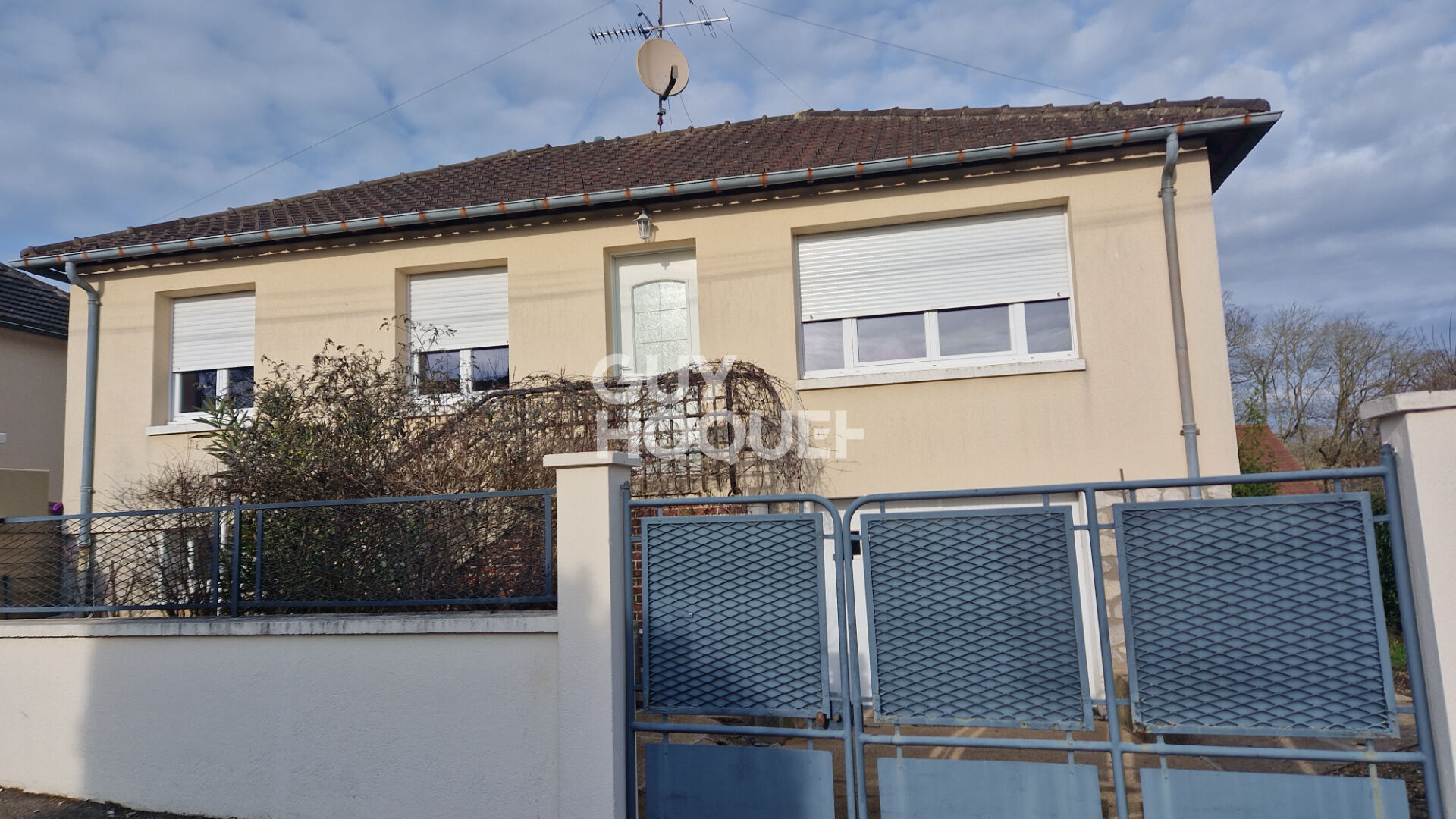 Maison de 4 pièces principales sur sous sol, en parfait état