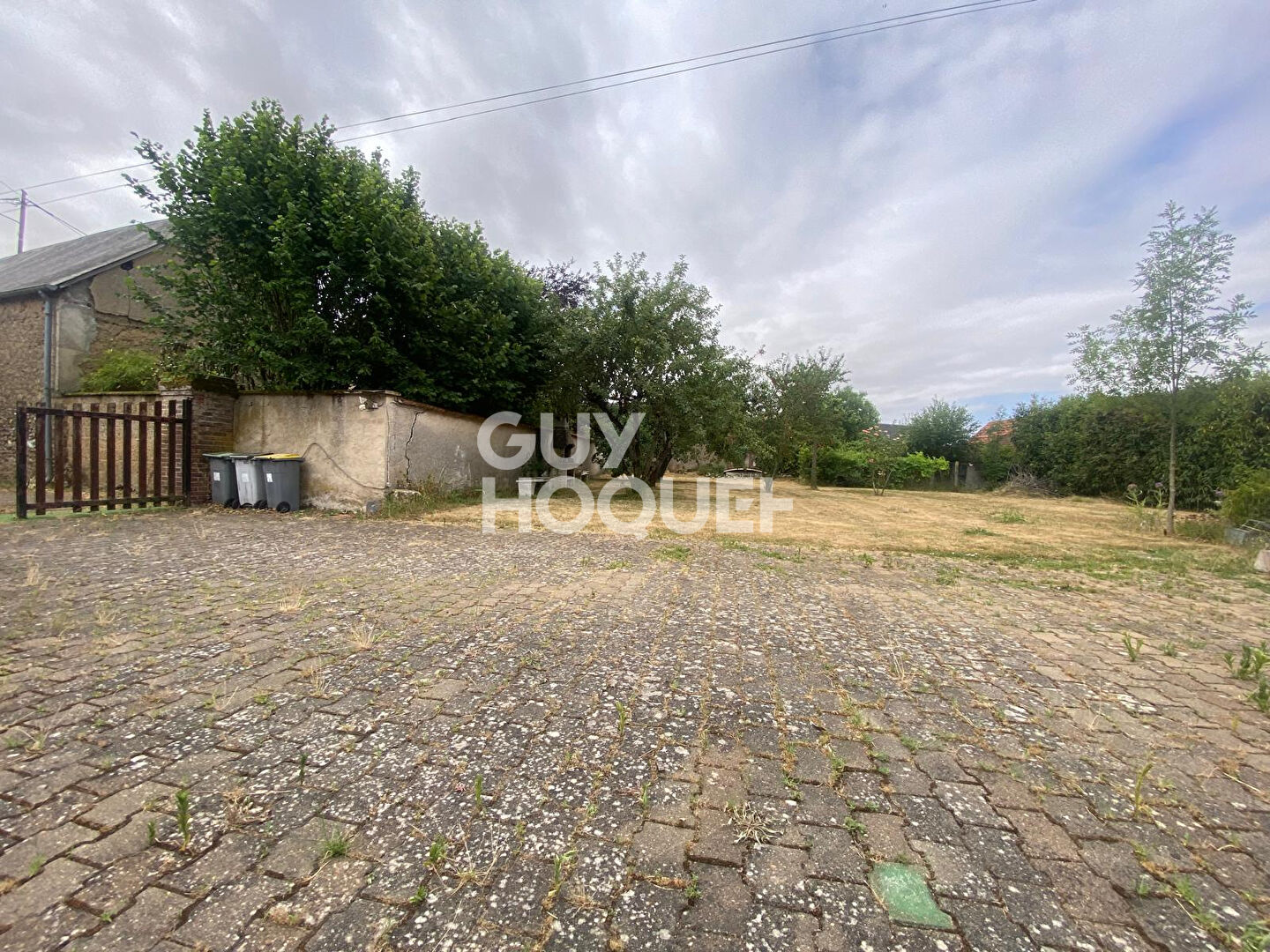 Maison de village avec beaux volumes et dépendances