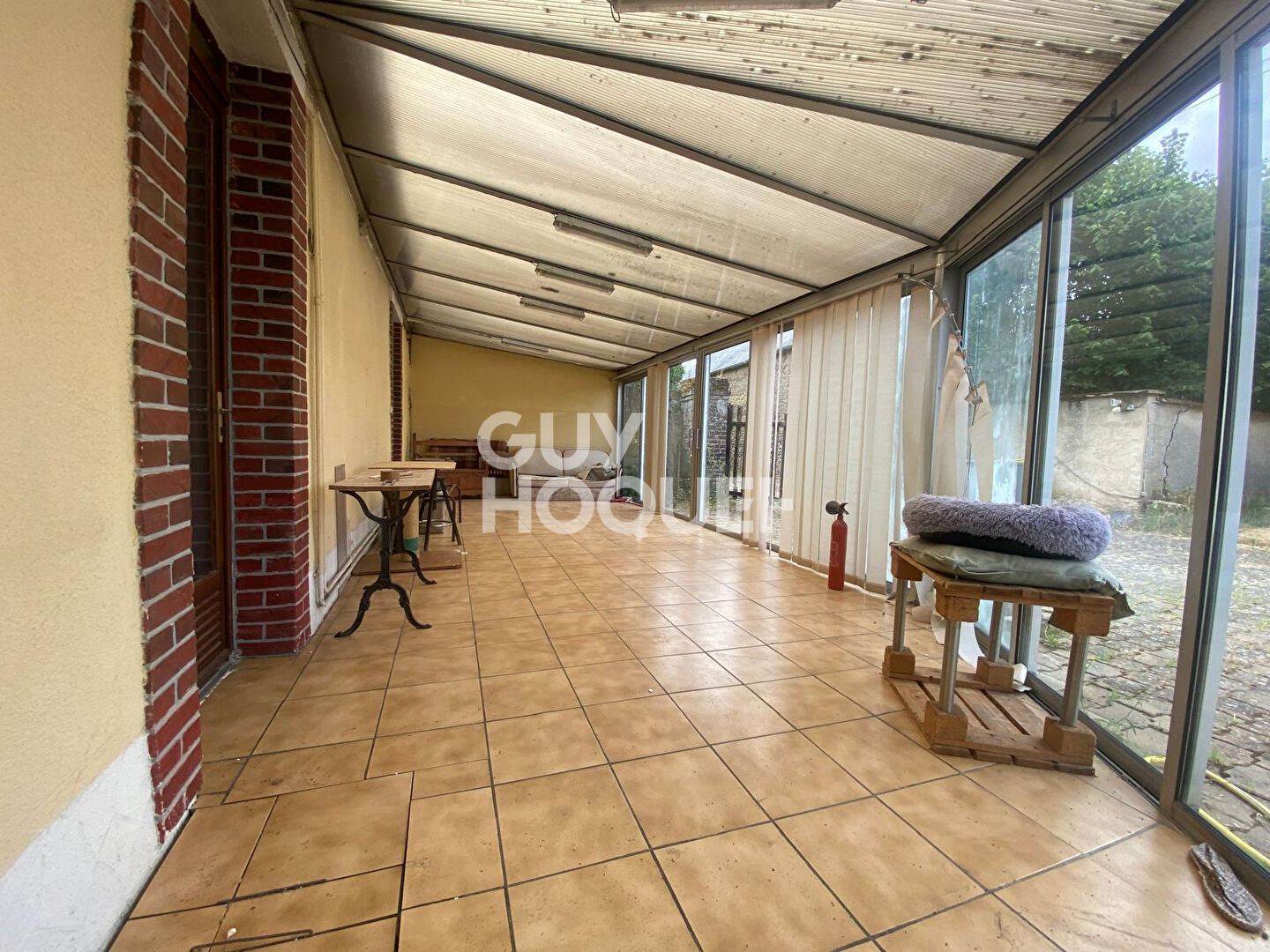 Maison de village avec beaux volumes et dépendances