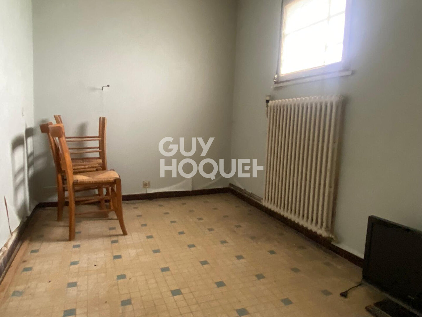 Maison de village avec beaux volumes et dépendances