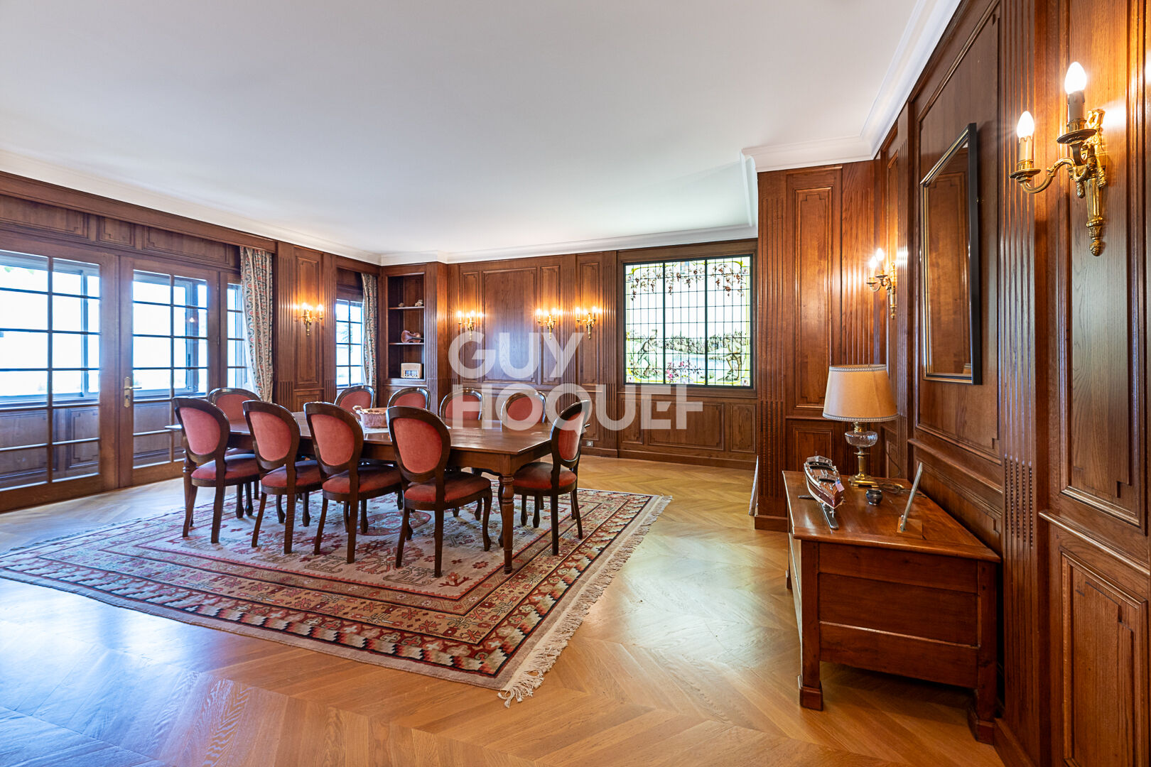 Maison 11 pièces - 380 m² habitable proche commerces et écoles.