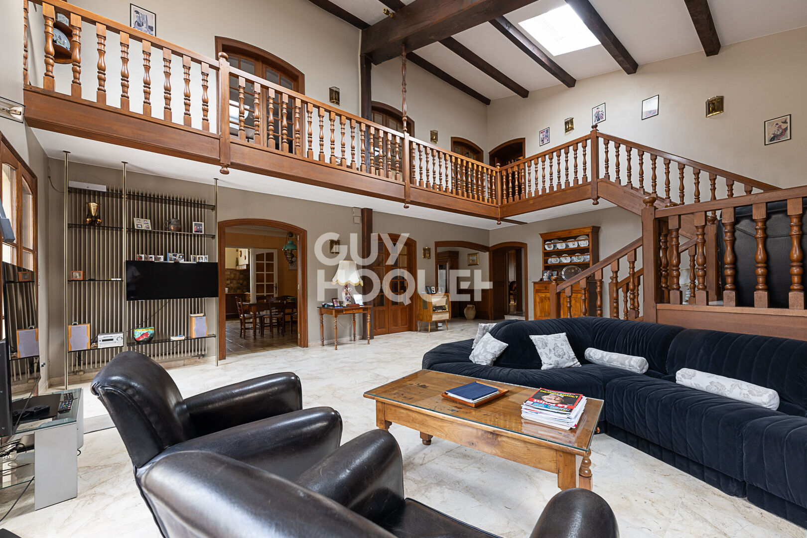 Maison 11 pièces - 380 m² habitable proche commerces et écoles.