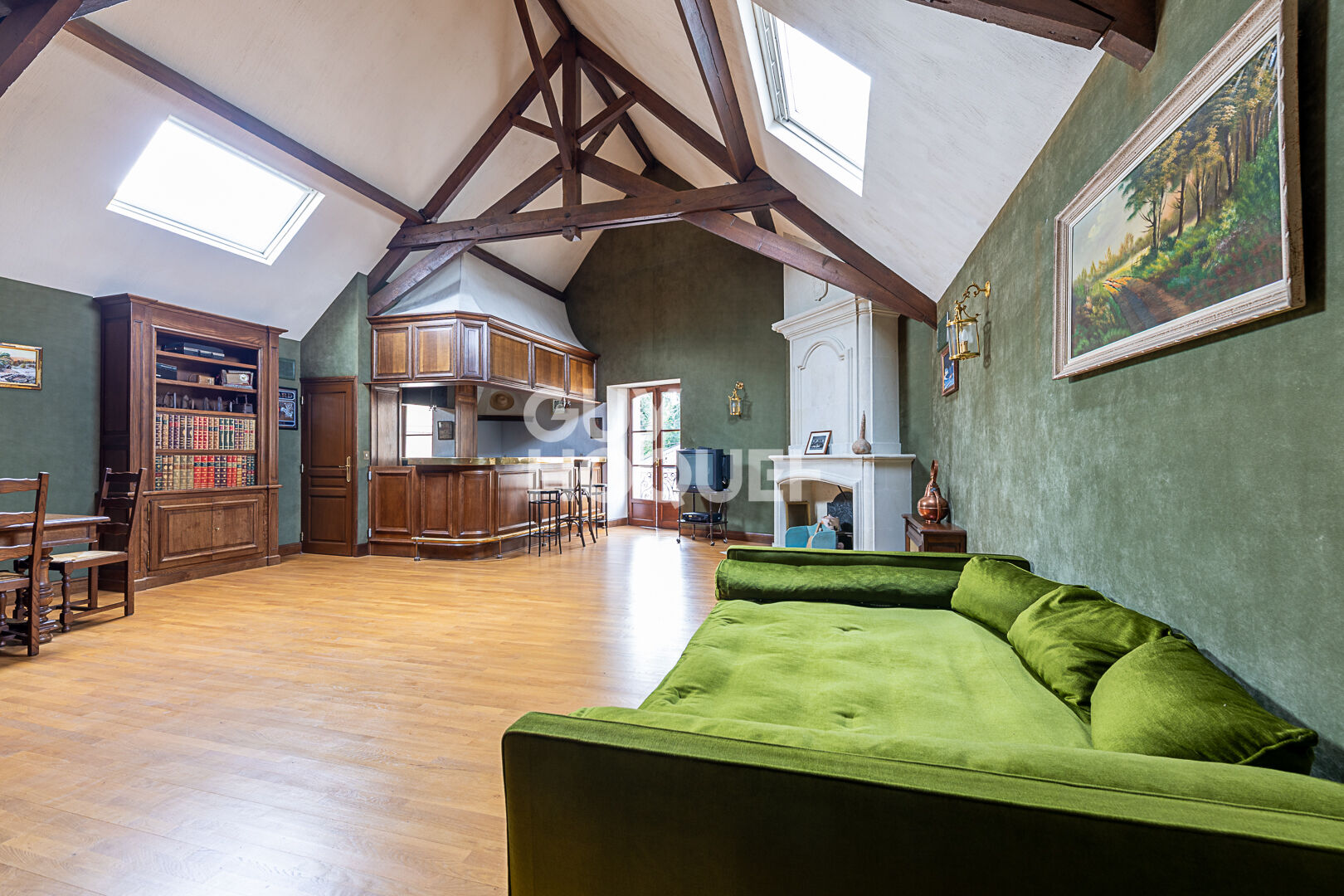 Maison 11 pièces - 380 m² habitable proche commerces et écoles.