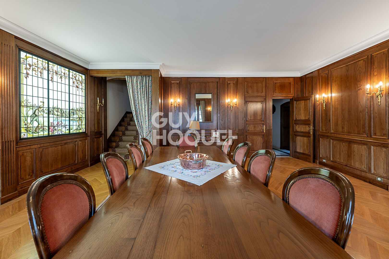 Maison 11 pièces - 380 m² habitable proche commerces et écoles.