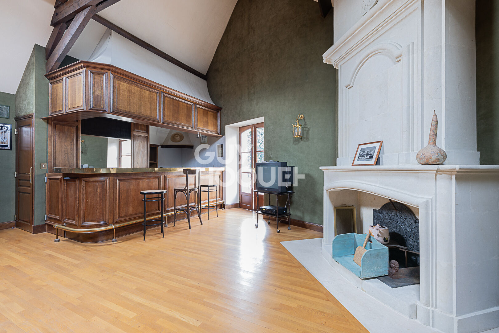 Maison 11 pièces - 380 m² habitable proche commerces et écoles.