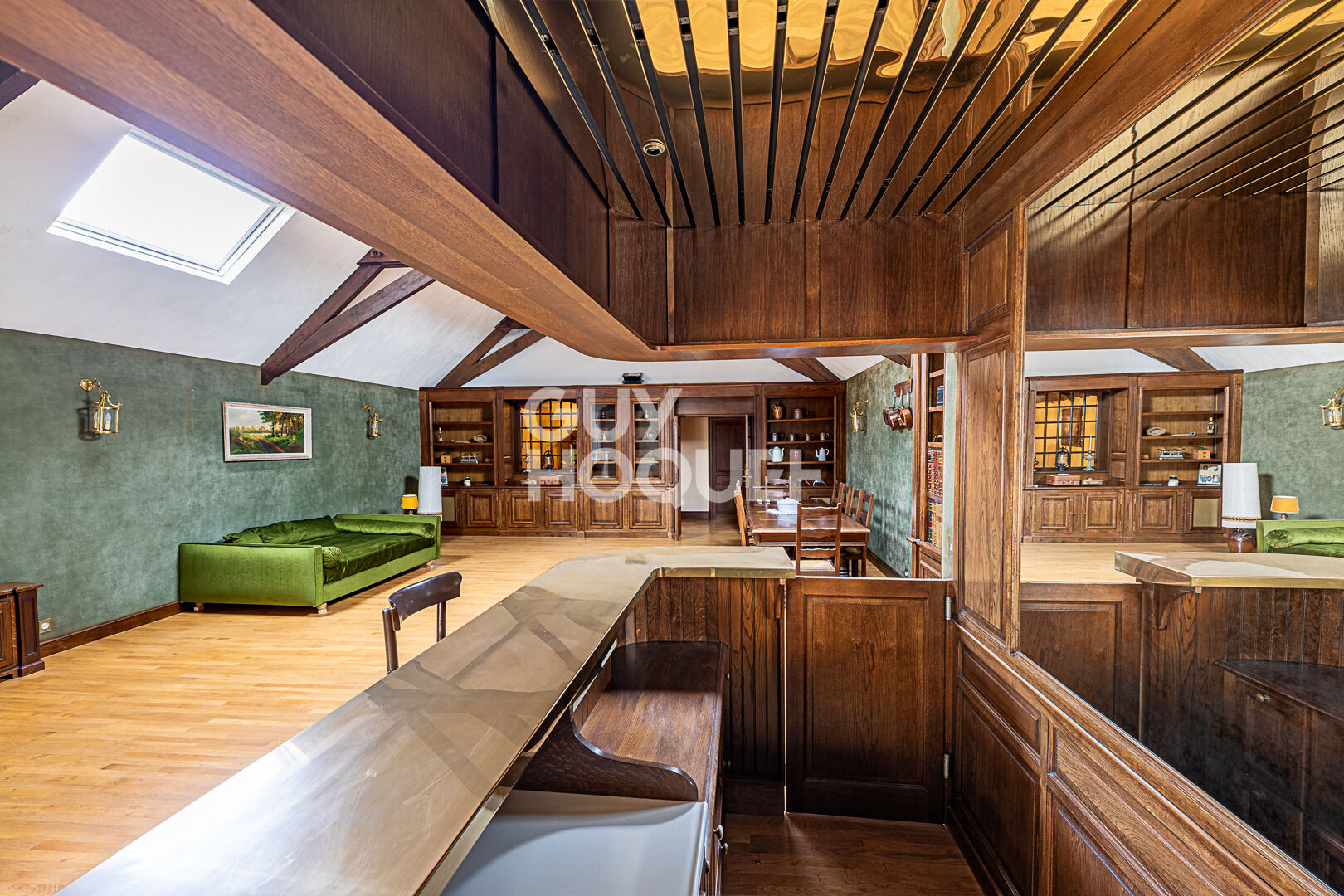 Maison 11 pièces - 380 m² habitable proche commerces et écoles.