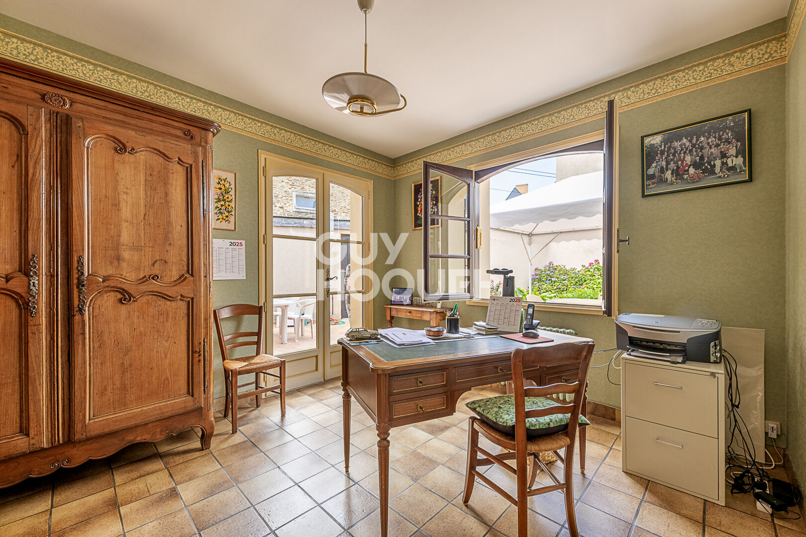 Maison 11 pièces - 380 m² habitable proche commerces et écoles.