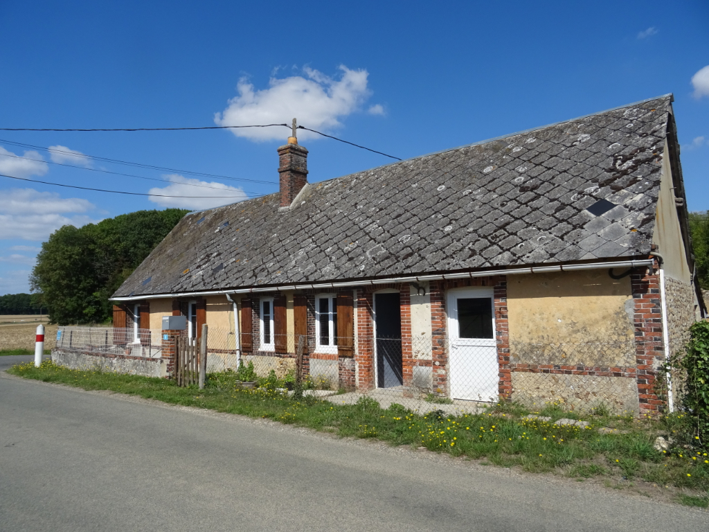6 MINS DE COURVILLE  RAVISSANTE LONGERE AVEC POTENTIEL