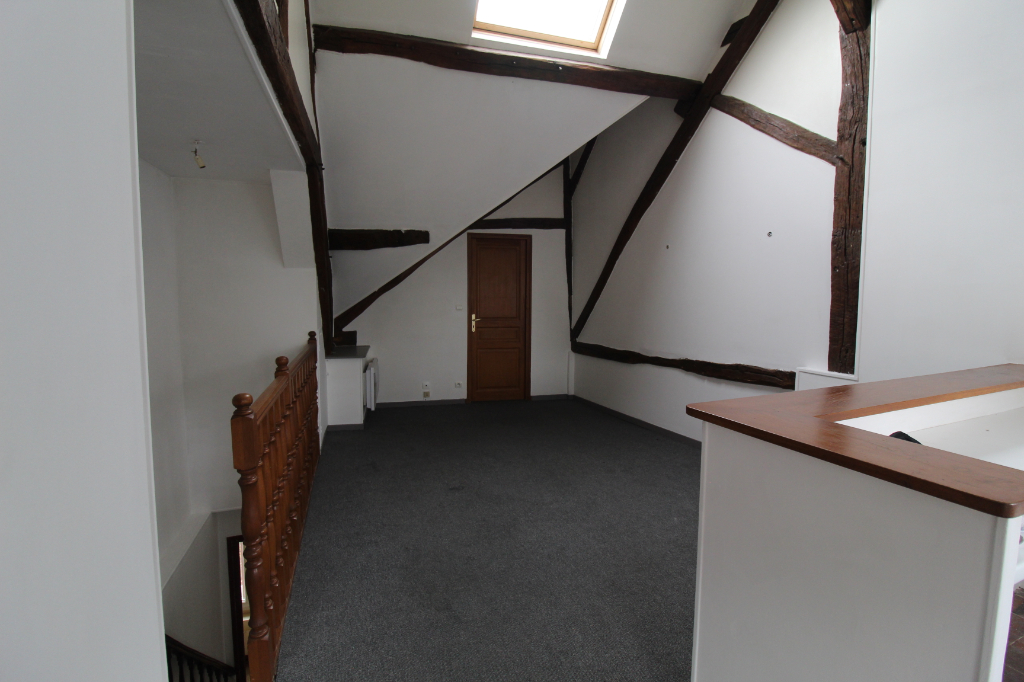 CHATEAUNEUF EN THYMERAIS - HYPER CENTRE - APPARTEMENT T2.