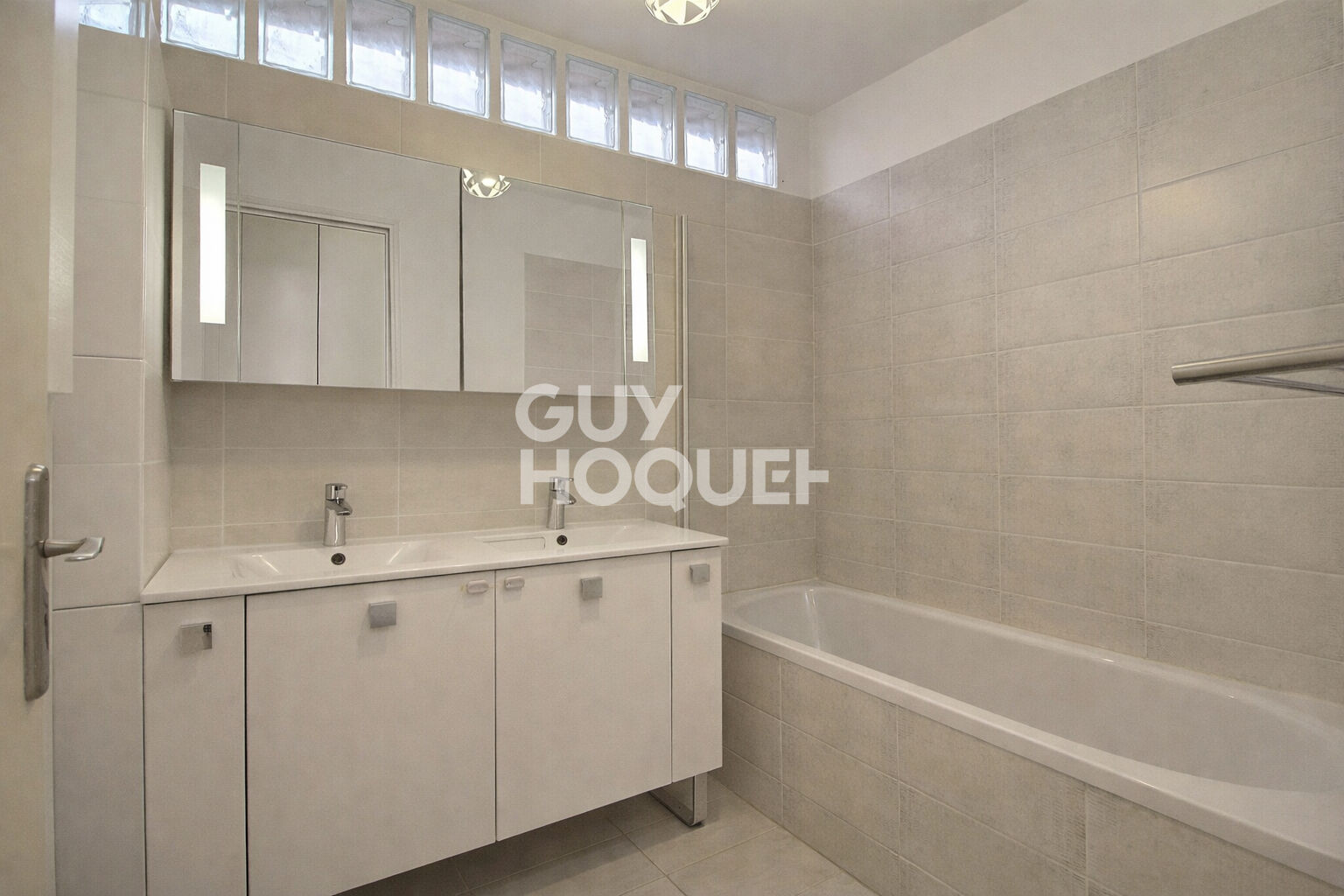 APPARTEMENT 3 PIECES 71.17m² - CALME, TRAVERSANT, BALCON, PARKING, GARE RIVE DROITE A PIED