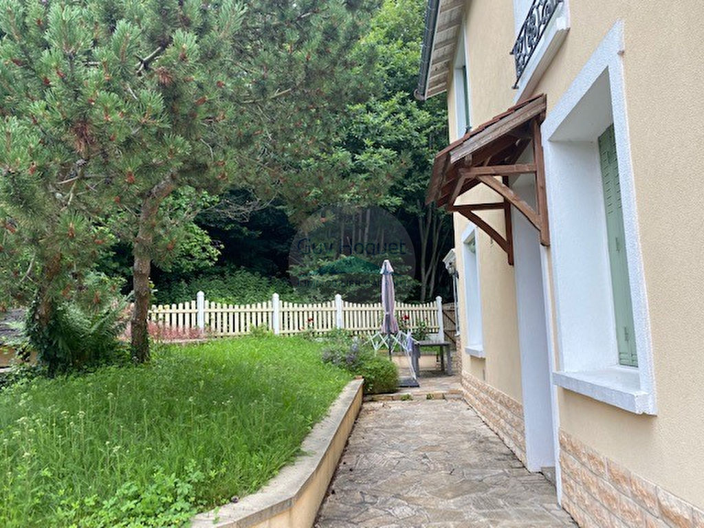 CHAVILLE RIVE DROITE en lisière de forêt.